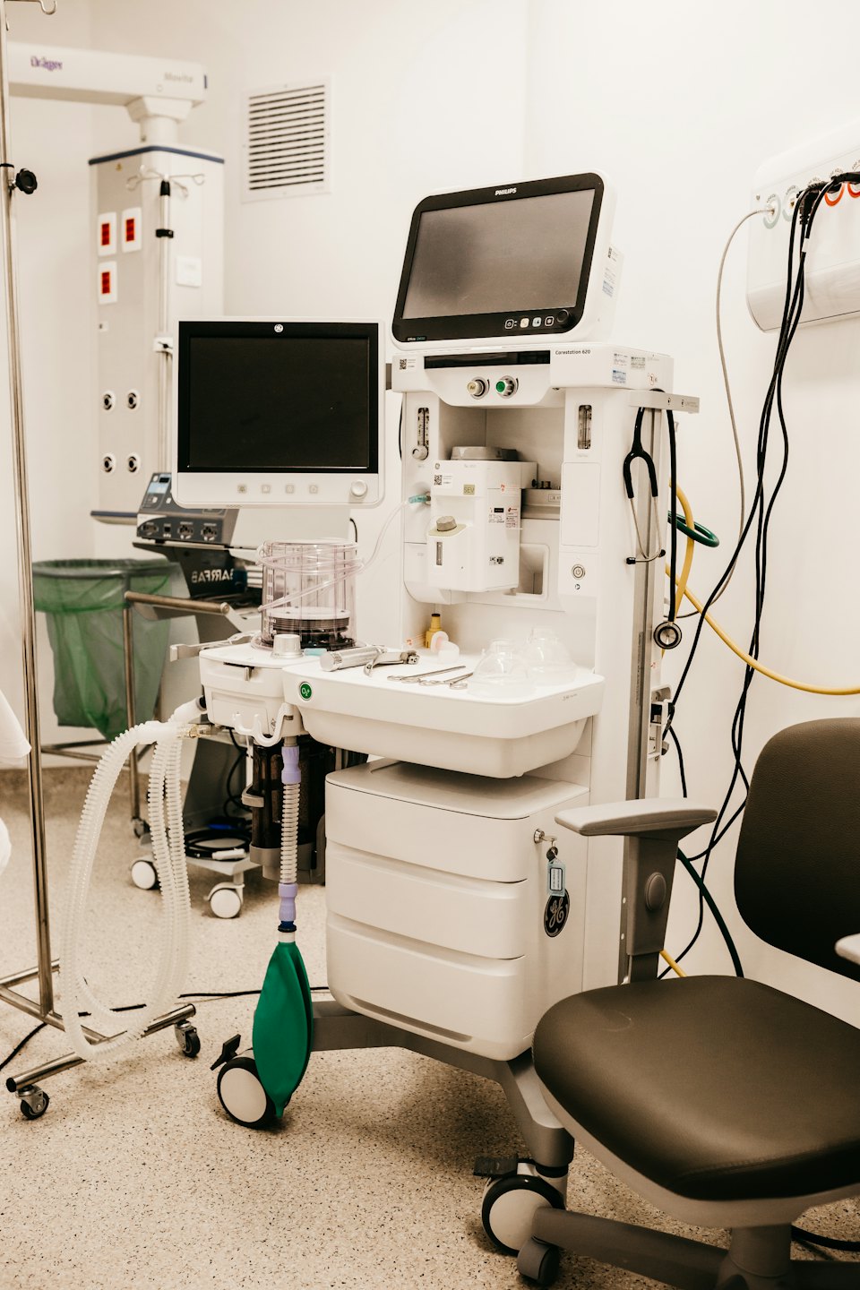 Equipo médico moderno en una habitación de hospital.